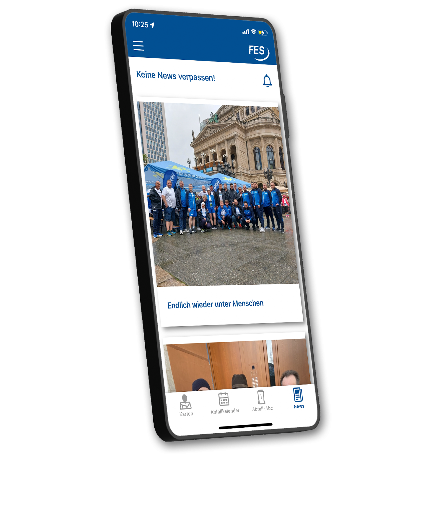 Smartphone zeigt Newsfeed der Service-App